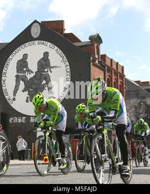 Team Cannondale (ITA) ciclo passato pro-British lealisti murali di east Belfast durante la sessione di pratica prima del 2014 il Giro d'Italia corsa in bicicletta a Belfast, Irlanda del Nord, 09 maggio 2014. Belfast ospita il Giro d'Italia grande Start (Grande partenza) con tre giorni di escursioni in bicicletta azione dal 9 al 11 maggio 2014. Foto Stock