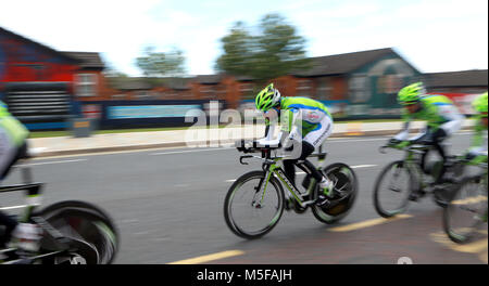 Team Cannondale (ITA) ciclo passato pro-British lealisti murali di east Belfast durante la sessione di pratica prima del 2014 il Giro d'Italia corsa in bicicletta a Belfast, Irlanda del Nord, 09 maggio 2014. Belfast ospita il Giro d'Italia grande Start (Grande partenza) con tre giorni di escursioni in bicicletta azione dal 9 al 11 maggio 2014. Foto Stock