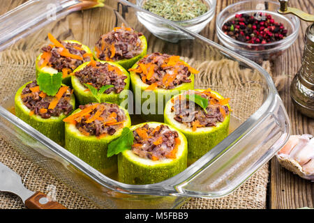 Piatto vegetariano. Materie zucchine ripiene con riso rosso con verdure. Foto Studio Foto Stock