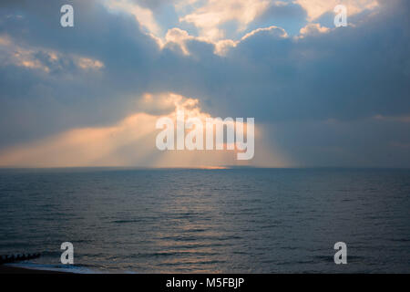 La mattina presto alba con buona cloud colore sopra la città balneare di Eastbourne Inghilterra England Regno Unito. Foto Stock
