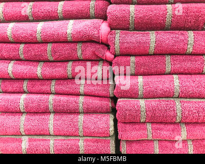 Pile colorati di Terry asciugamano sui ripiani. Foto Studio Foto Stock