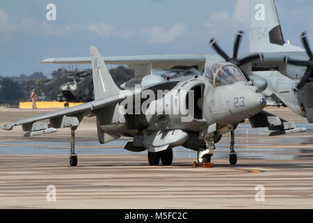 MIRAMAR, CALIFORNIA, USA - Oct 15, 2016: US Marines McDonnell Douglas AV-8B Harrier II jump jet sul display a MCAS Miramar Airshow. Foto Stock