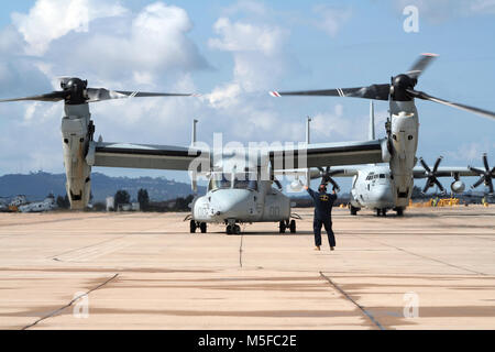 MIRAMAR, CALIFORNIA, USA - Oct 15, 2016: US Marines Bell Boeing V-22 Osprey aeromobile circa al taxi per la pista al MCAS Miramar Airshow. Foto Stock