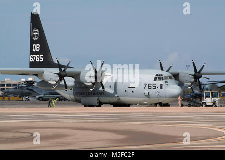 MIRAMAR, CALIFORNIA, USA - Oct 15, 2016: Marines americani Lockheed C-130 Hercules cargo aereo sulla pista a MCAS Miramar Airshow. Foto Stock