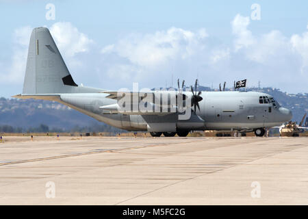 MIRAMAR, CALIFORNIA, USA - Oct 15, 2016: Marines americani Lockheed C-130 Hercules cargo aereo sulla pista a MCAS Miramar Airshow. Foto Stock