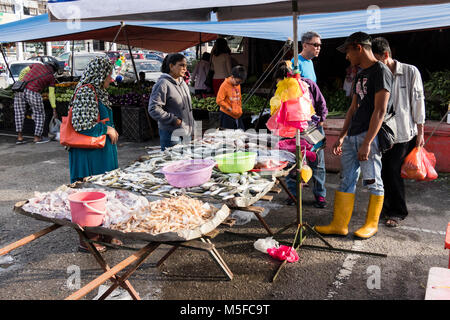 Tanah Rata, Malesia, 17 Dicembre 2017: l uomo è vendere il suo pesce fresco su un mercato Foto Stock