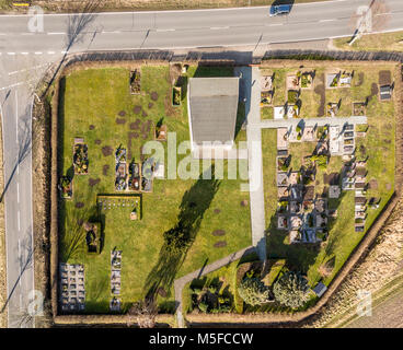 Foto aerea del piccolo cimitero di un villaggio con un paese asfaltata strada in corrispondenza del bordo superiore della foto aerea. Realizzato con drone Foto Stock