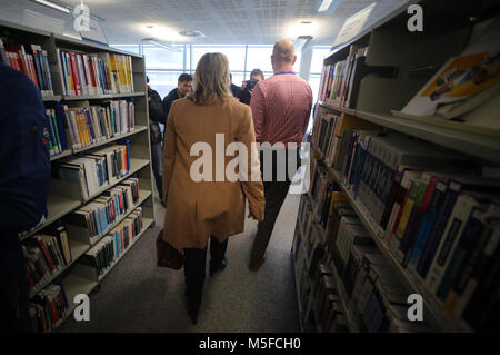 In Irlanda del Nord la nuova segretaria di Stato Karen Bradley arriva a Belfast Metropolitan College di Belfast, Wedneday, Gennaio 10th, 2018. Durante il suo primo viaggio a Belfast, Ms Bradley, che non è mai stato in Irlanda del Nord prima, detto che aveva parlato con tutti i principali dirigenti del partito e che sono state molte sfide da affrontare. In precedenza, aveva ricoperto il ruolo di segretario della cultura, fino a quando il Primo Ministro Theresa Maggio mischiato il suo gabinetto lunedì. Onorevole Bradley sostituito James Brokenshire, che ha lasciato il suo ruolo come Irlanda del Nord segretario per motivi di salute. Foto/Paolo McErlane Foto Stock