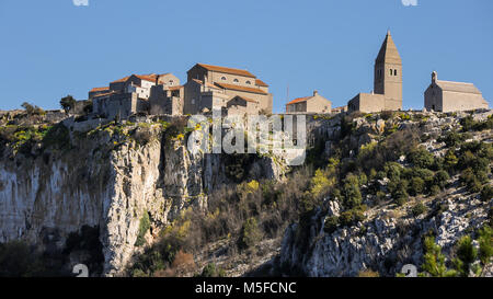 Il vecchio borgo antico di Lubenice sull'isola croata di Cres in una giornata di sole in primavera Foto Stock