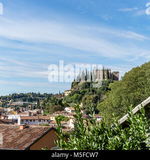 Vista di Castel San Pietro a Verona in Italia Foto Stock