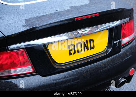 Aston Martin Vanquish parcheggiato in Sloane Square di Londra. Il proprietario ha modificato il suo E3 ONB numero di targa per leggere Bond dopo la Aston Martin Briti guida Foto Stock