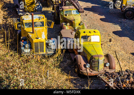 Vintage camion giallo nel cantiere di recupero Foto Stock