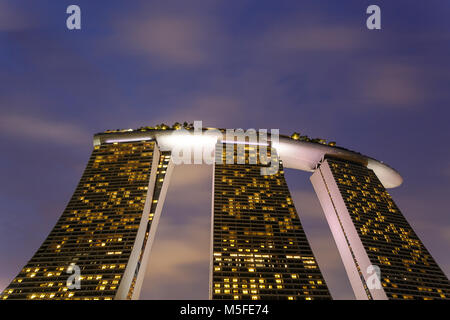 Vista illuminata di Marina Bay Sands Hotel di Singapore Flyer in retro al crepuscolo, Singapore, Sud-est asiatico, in Asia Foto Stock
