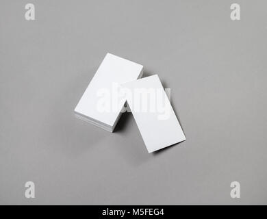 Blank business cards su grigio Sfondo della carta. Foto Stock