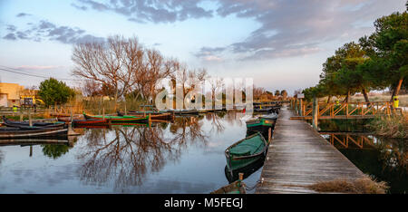 Albufera riserva naturale con legno di barche da pesca e il molo al tramonto Foto Stock