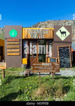 Agente di viaggio e museo, piccolo villaggio di montagna di El Chalten; salta fuori il punto al Cerro Torre e Cerro Fitz Roy; Patagonia Argentina; Foto Stock