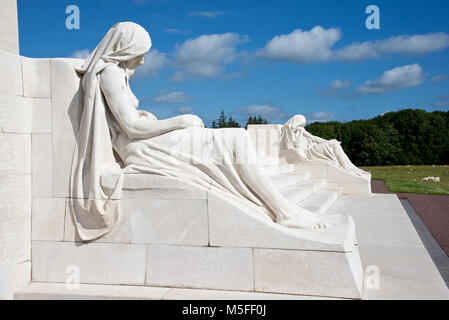 Il lutto genitore maschile, una delle sculture di Walter Allward sulla Canadian National Vimy Memorial a Vimy Ridge. Foto Stock