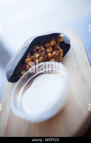 Melanzane al forno con formaggio parmigiano, pomodori e basilico, fagiolo Foto Stock