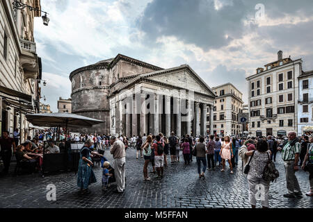 L affollata piazza della Rotonda a Roma Italia come la folla di turisti godetevi il tempio antico e le vivaci caffetterie Foto Stock