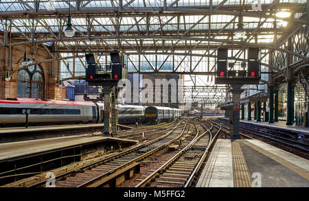 I binari ferroviari avvicinando stazione centrale di Glasgow, Glasgow, Scotland, Regno Unito Foto Stock