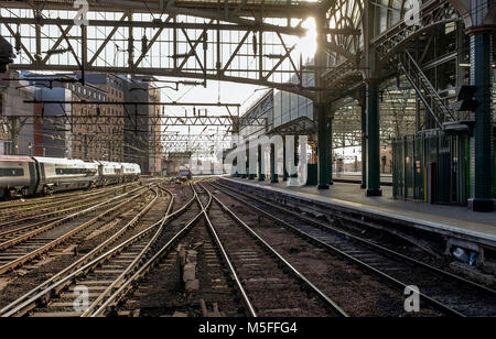 I binari ferroviari avvicinando stazione centrale di Glasgow, Glasgow, Scotland, Regno Unito Foto Stock