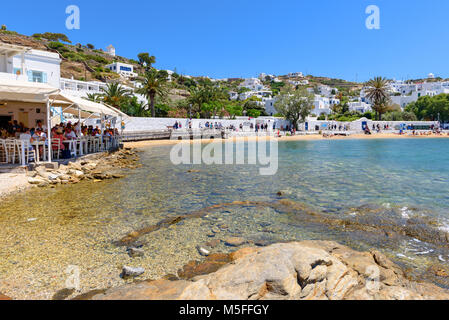 MYKONOS, Grecia, 23 maggio 2017: Baia Mare e passeggiata costiera con Ristorante nella bellissima città di Mykonos. Isole Cicladi, Grecia. Foto Stock