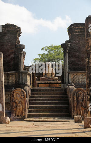 Polonnaruwa quadrangolo Nord provincia centrale dello Sri Lanka il Vatadage Buddha seduto in posizione Virasana con le mani nel Dhyana mudra Foto Stock