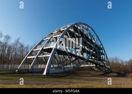 Bitterfeld, Germania - Febbraio 21,2018: il Bitterfelder Bogen: la piattaforma di visualizzazione sotto forma di un arco in acciaio è situato nella città di chimica di Bi Foto Stock