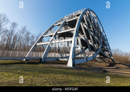 Bitterfeld, Germania - Febbraio 21,2018: il Bitterfelder Bogen: la piattaforma di visualizzazione sotto forma di un arco in acciaio è situato nella città di chimica di Bi Foto Stock