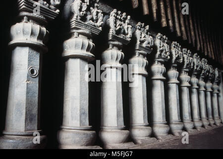 Pilastri a Karla grotte in Lonavala, Maharashtra, India Foto Stock