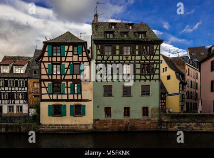 Tipiche case a graticcio dai canali del fiume Ill, in Little France, Strasburgo, Francia. Foto Stock
