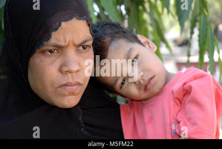 La madre e il bambino, Bhopal, Madhya Pradesh, India, Asia Foto Stock