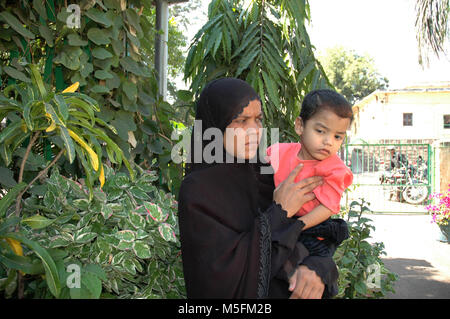 La madre e il bambino, Bhopal, Madhya Pradesh, India, Asia Foto Stock