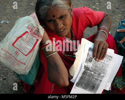 Donna con documenti, Bhopal, Madhya Pradesh, India, Asia Foto Stock