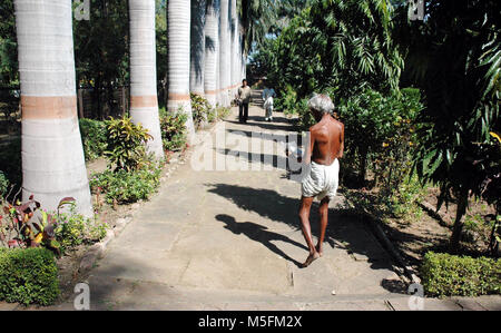 L uomo nel giardino, Bhopal, Madhya Pradesh, India, Asia Foto Stock