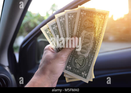 Dollaro per ogni giornata di shopping,un dollaro banconota è sul pavimento di legno,soldi di America Foto Stock