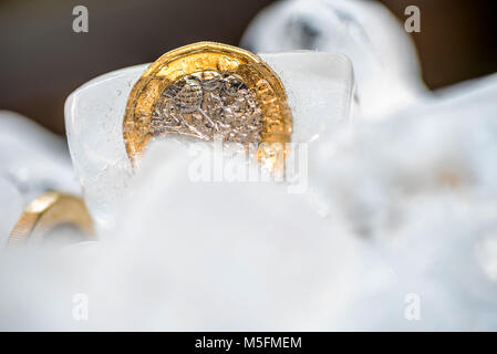 Congelati New British una sterlina moneta fino vicino all'interno della macro di cubetti di ghiaccio. Foto Stock