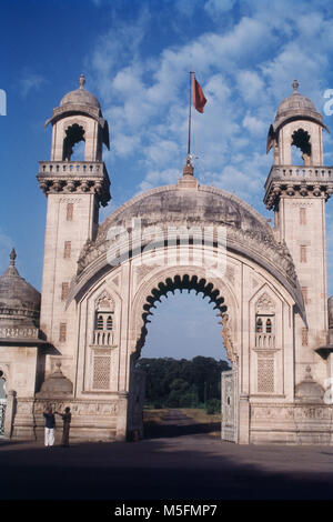 Cancello principale per entrare in LAXMI VILAS PALACE, Vadodara, India Foto Stock