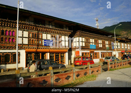 I negozi di souvenir in architettura tradizionale, downttown Paro, Paro River Valley, Bhutan Foto Stock