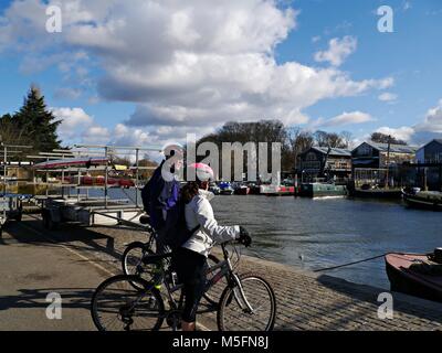 Due ciclisti guardando Eel Pie Island a Twickenham Greater London Regno Unito Foto Stock