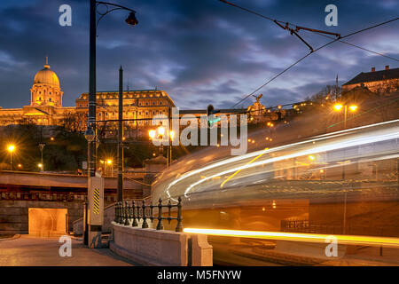 Traccia luminosa di muovere il tram, il castello reale di Budapest Foto Stock