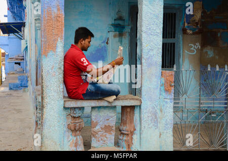 Uomo che legge il giornale, Jodhpur, Rajasthan, India, Asia Foto Stock