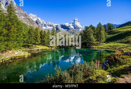 Vista del lago blu (Lago Blu) vicino a Breuil-Cervinia e Monte Cervino (Matterhorn) in Val d'Aosta, Italia Foto Stock