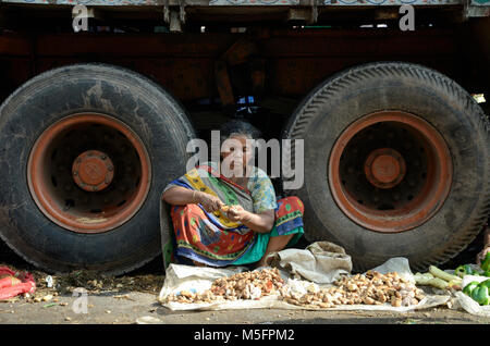 Venditore a vendere lo zenzero, Calcutta, West Bengal, India, Asia Foto Stock