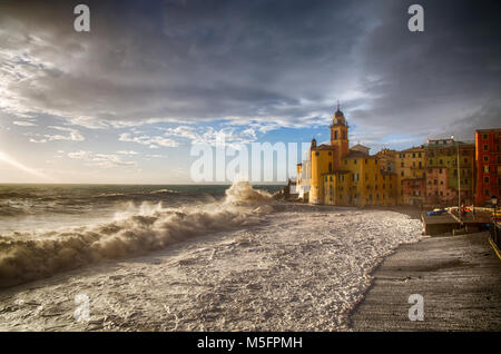 Bella piccola città mediterranea con mare mosso - Camogli, Genova, (Genova) Italia, Europa Foto Stock