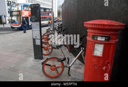 Mobikes vicino a Salford stazione ferroviaria centrale, Salford, Greater Manchester, Lancashire, Inghilterra, Regno Unito. Una bici in regime di Manchester e Foto Stock