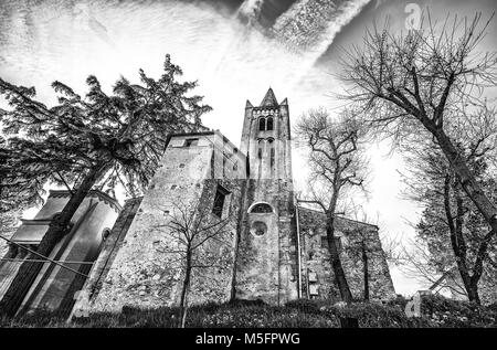 Santuario Madonna del Buon Consiglio' nel villaggio di mare di Borgio Verezzi, Savona, Italia. Immagine in bianco e nero. Foto Stock