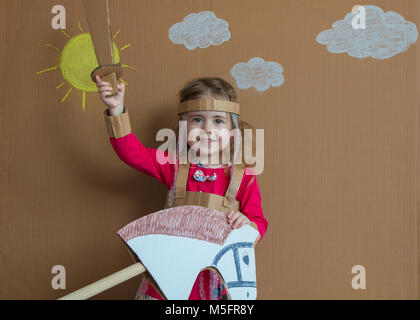 Ritratto di un bambino giocoso con una tuta di cartone su stick cavallo. in stile vintage. Foto Stock