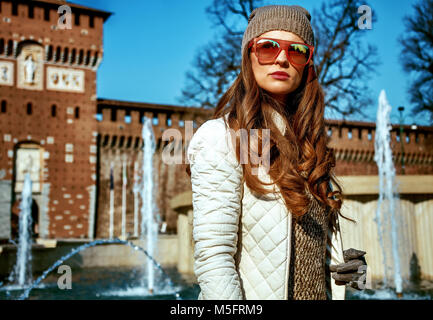 Riscoprire le cose a tutti l amore di Milano. giovane donna in Milano, Italia Cercando la distanza Foto Stock