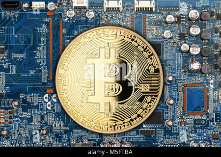 Bitcoin medaglia d oro su blue chip della scheda madre di data mining digitale computer valuta hardwarecrypto finanziaria il concetto di sfondo Foto Stock